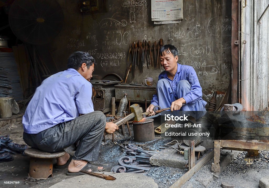 Dois blacksmiths handcrafting em Hanói - Foto de stock de Adulto royalty-free