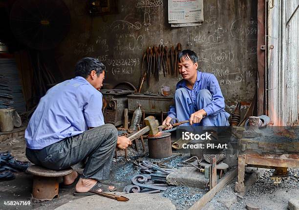 Foto de Dois Blacksmiths Handcrafting Em Hanói e mais fotos de stock de Adulto - Adulto, Artesanato, Asiático e indiano