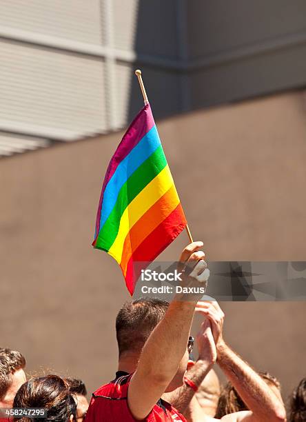 Bandera Orgullo Gay Foto de stock y más banco de imágenes de Mano humana - Mano humana, Adulto, Aire libre