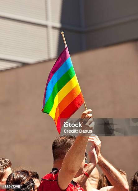 Foto de Bandeira Do Orgulho Gay e mais fotos de stock de Mão humana - Mão humana, Acenar, Adulto