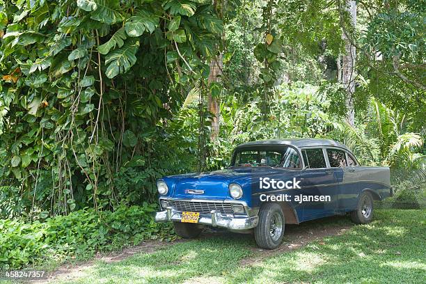 Photo libre de droit de Américaine De Voiture Conduite De Vinales Cuba banque d'images et plus d'images libres de droit de Amérique latine - Amérique latine, Antiquités, Bleu