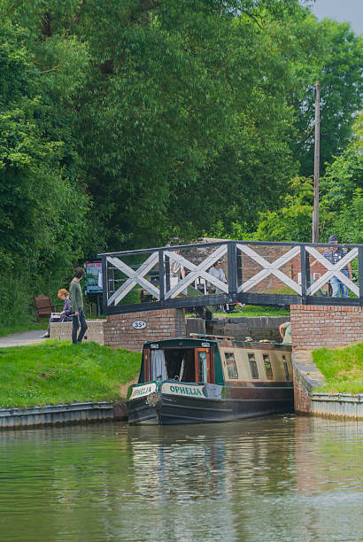 stratford canal - warwickshire narrow nautical vessel barge - fotografias e filmes do acervo