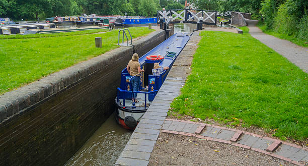 stratford canal - warwickshire narrow nautical vessel barge - fotografias e filmes do acervo