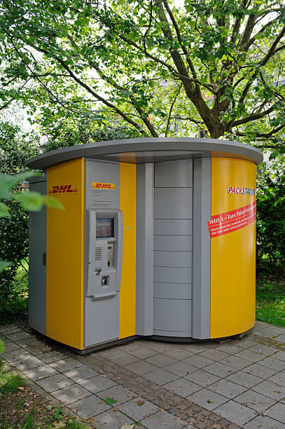 dhl packstation - deutsche post ag package germany occupation foto e immagini stock