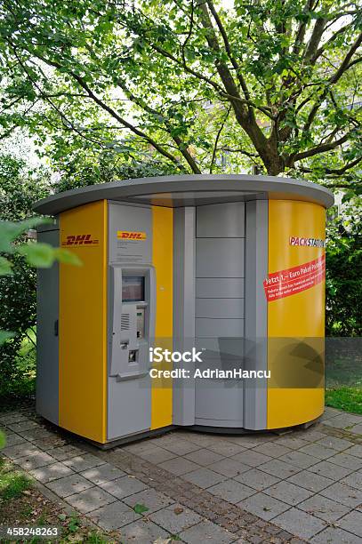 Foto de Dhl Packstation e mais fotos de stock de Alemanha - Alemanha, Amarelo, Armazém de distribuição