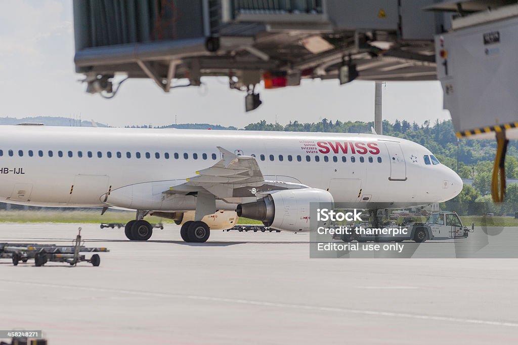 Швейцарский Аэробус самолета на местах, оставляя ворот runway - Стоковые фото Swiss International Air Lines роялти-фри