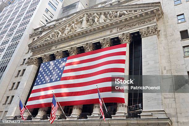 Foto de Bolsa De Nova York Em Wall Street e mais fotos de stock de Bandeira - Bandeira, Bandeira Norte-Americana, Bolsa de Valores de Nova York