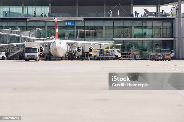 Photo libre de droit de Swiss International Airlines Avro Avions Garé Au Niveau De La Porte banque d'images et plus d'images libres de droit de Attendre