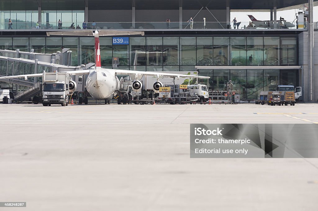 スイス国際航空会社の航空機 Avro 駐車場のゲート - グランドスタッフのロイヤリティフリーストックフォト