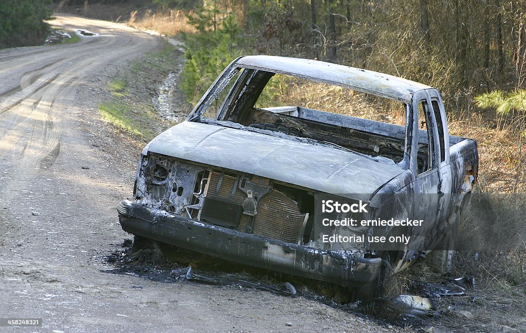 Brûlées camion sur la route forestière - Photo de Démoli libre de droits