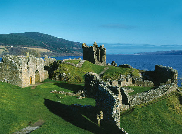 castello di urquhart loch ness scozia - scotland loch ness inverness fort augustus foto e immagini stock