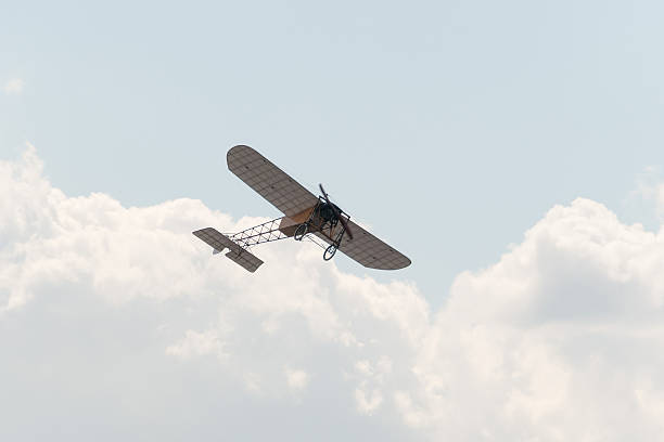 antiga blériot xi gnome avião voa contra o céu azul de fundo - zhukovsky - fotografias e filmes do acervo