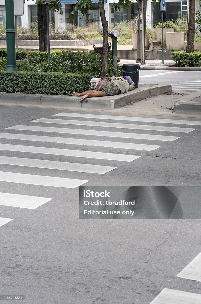 Pozbawionych kobieta spanie na ulicach w Bangkok, Tajlandia - Zbiór zdjęć royalty-free (Azja)