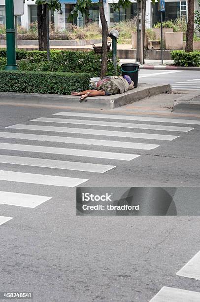 Mulher Sem Abrigo A Dormir Na Rua De Banguecoque Tailândia - Fotografias de stock e mais imagens de Adulto