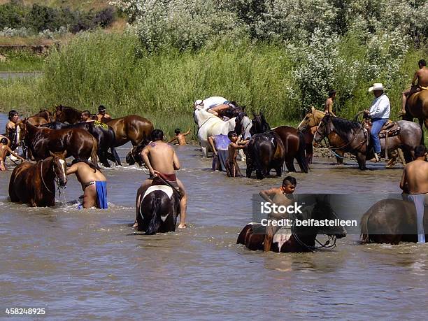 Warriors Refrésquese Después De La Batalla Foto de stock y más banco de imágenes de Caballería - Caballería, EE.UU., Adulto joven