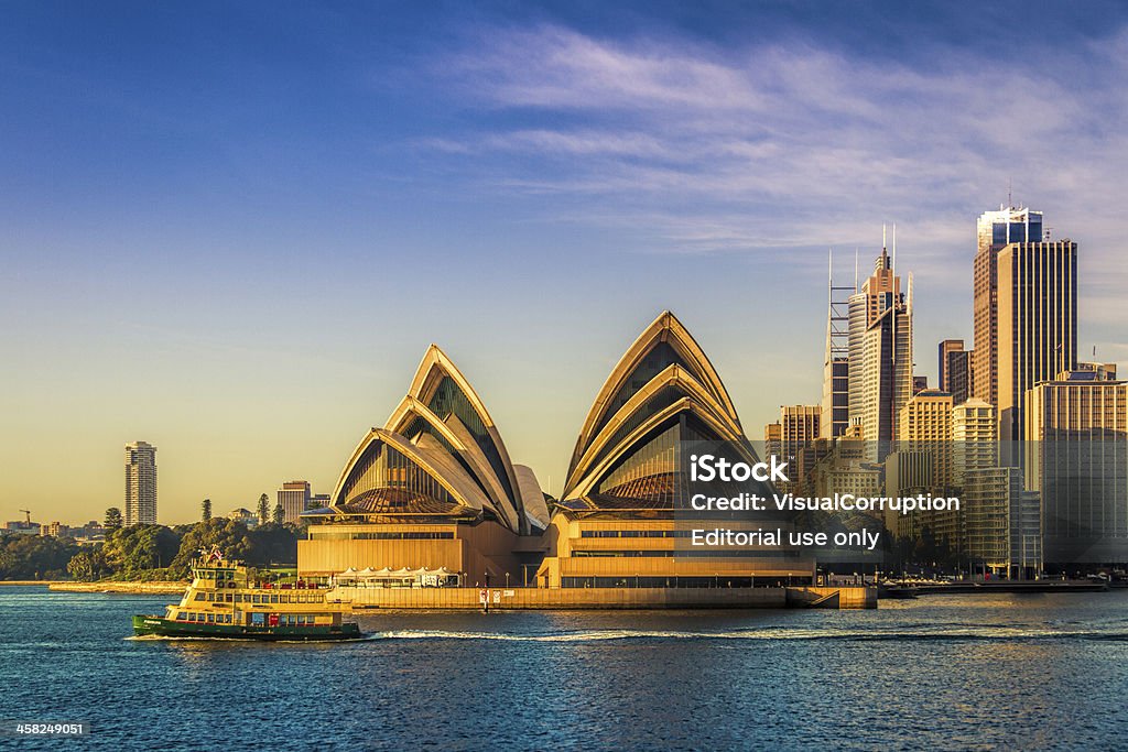 Cruceros pasado el Teatro de la ópera de Sydney - Foto de stock de Anochecer libre de derechos