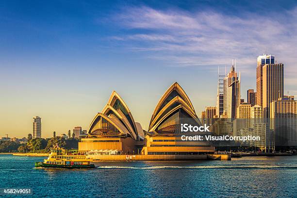 Cruceros Pasado El Teatro De La Ópera De Sydney Foto de stock y más banco de imágenes de Anochecer - Anochecer, Australia, Ciudades capitales