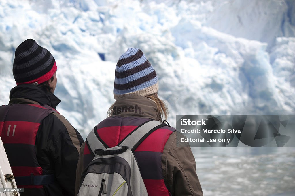 Paar im Glacier - Lizenzfrei Betrachtung Stock-Foto
