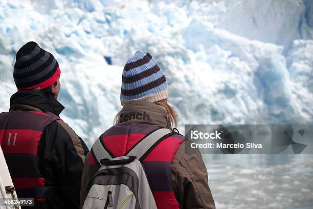 Paar Im Glacier Stockfoto und mehr Bilder von Betrachtung - Betrachtung, Blau, Chile