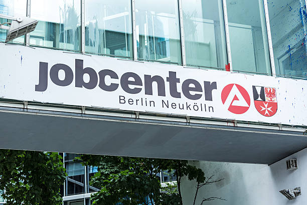 señal de jobcenter neukölln berlin - arbeitsamt fotografías e imágenes de stock