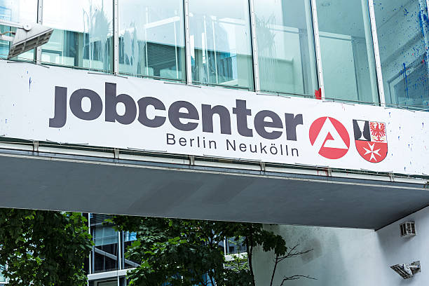 знак на jobcenter neukölln berlin - arbeitsamt стоковые фото и изображения