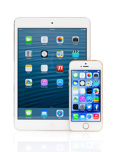 apple ipad mini i iphone 5s gold i silver - ipad iphone isolated ipad mini zdjęcia i obrazy z banku zdjęć