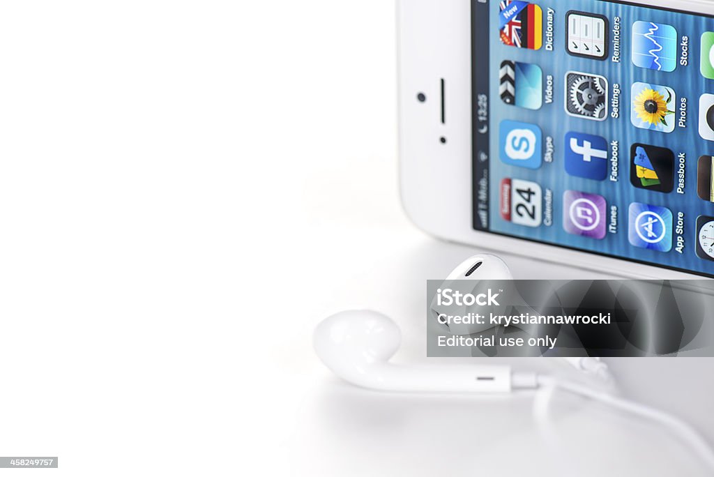 Blanco iPhone 5 auriculares - Foto de stock de Acostado libre de derechos