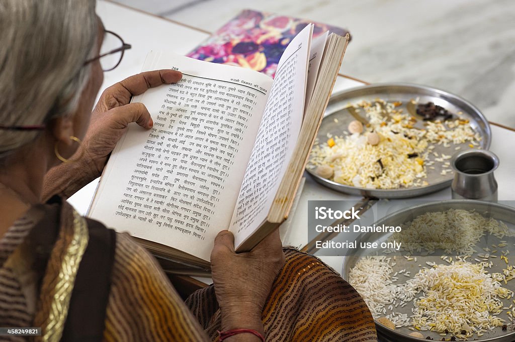 Jain devotee lectura scripture, Ajmer, Rajastán de India. - Foto de stock de Adulto libre de derechos