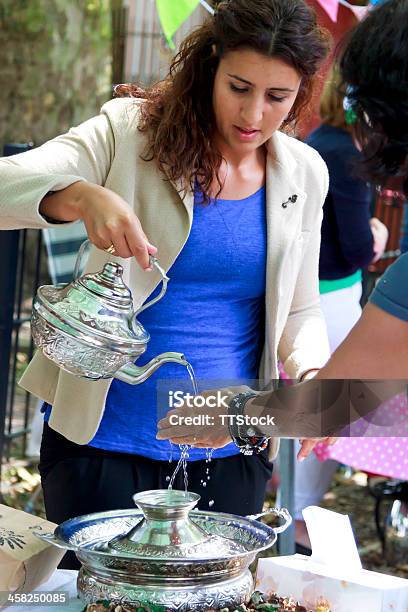 Non Identificato Di Test Del Cliente Un Prodotto - Fotografie stock e altre immagini di Acqua - Acqua, Acqua fluente, Adulto