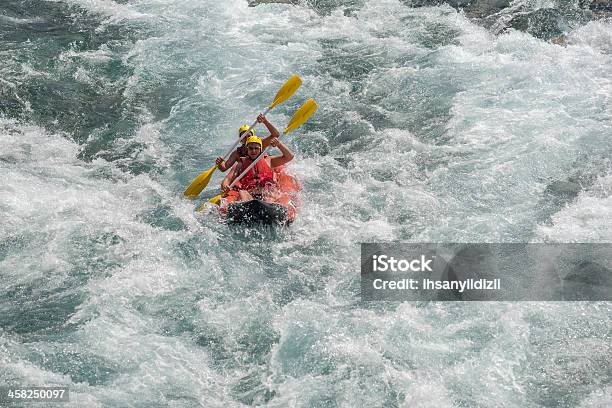 Rafting Foto de stock y más banco de imágenes de Accesorio de cabeza - Accesorio de cabeza, Actividad, Actividad al aire libre