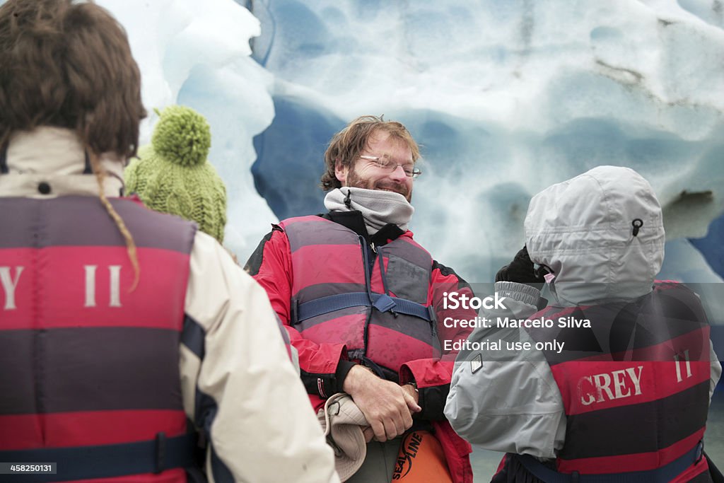 Turista feliz en el glaciar - Foto de stock de Abrigo de invierno libre de derechos