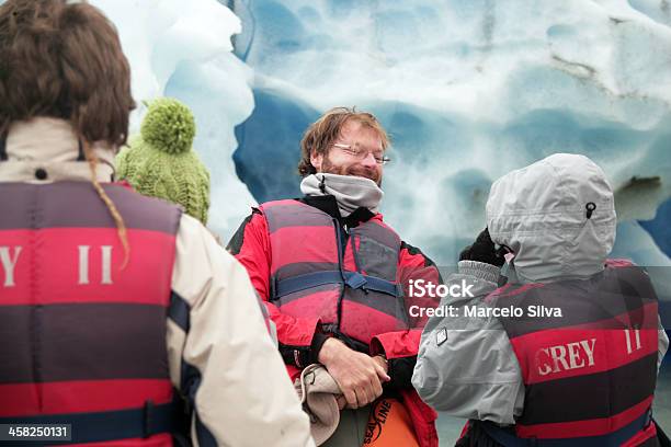 Turista Feliz En El Glaciar Foto de stock y más banco de imágenes de Abrigo de invierno - Abrigo de invierno, Admiración, Adulto