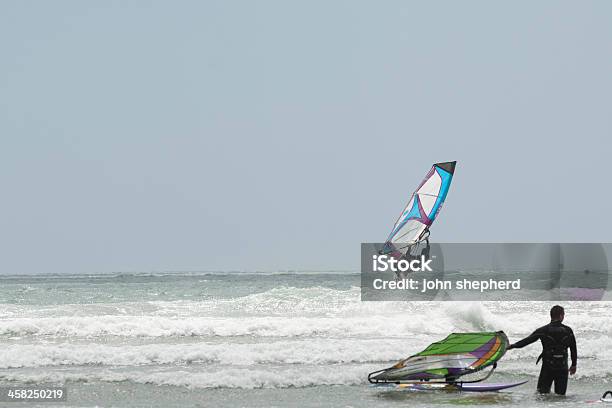 Windsurfers Foto de stock y más banco de imágenes de Aire libre - Aire libre, Bahía de Mount, Cornwall - Inglaterra