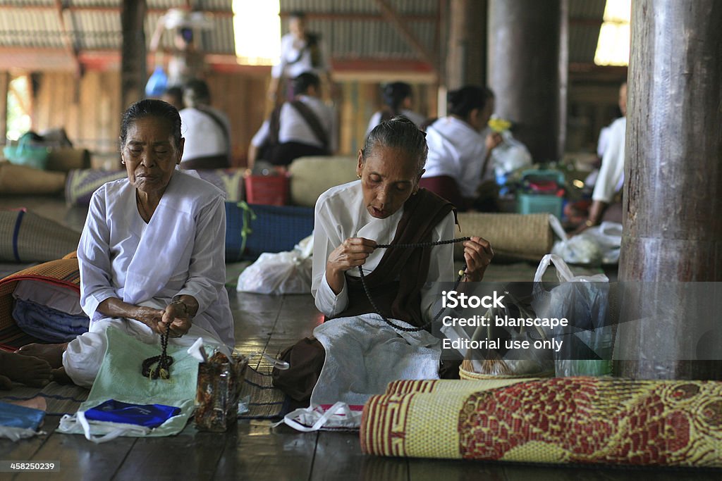 Старый ПН женщин рассчитывать chaplets на руках - Стоковые фото Азия роялти-фри