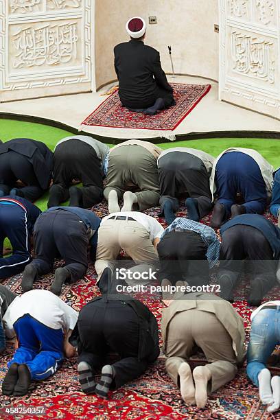 Tarde Orações Da Mesquita - Fotografias de stock e mais imagens de Adulto - Adulto, Alcatifa, Alcorão