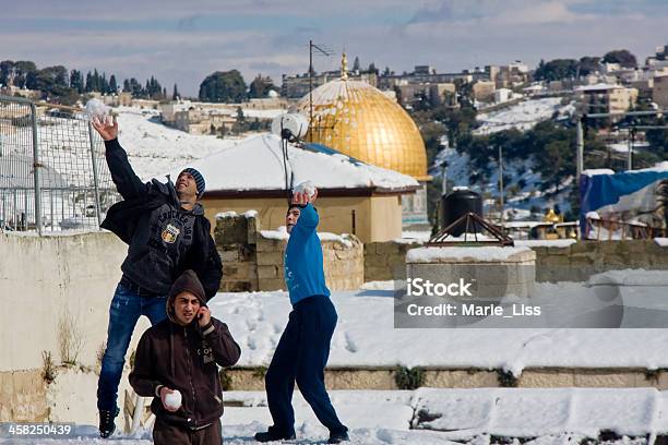 Palästina Teenager Mit Schneebälle Stockfoto und mehr Bilder von Jerusalem - Jerusalem, Nahöstlicher Abstammung, Spielen