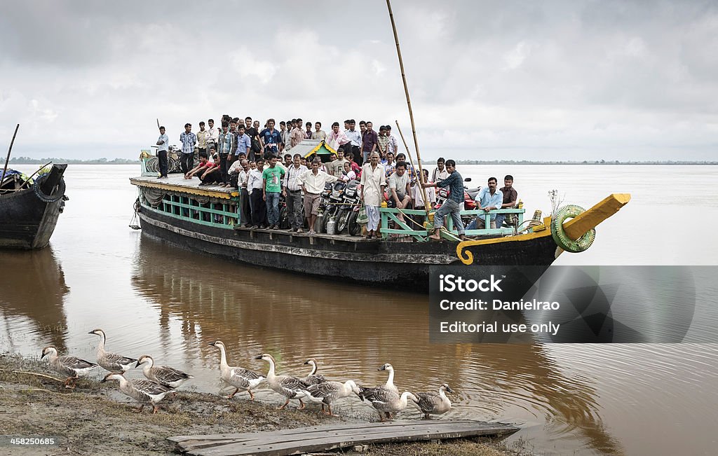 Переполненность паром лодке, Jorhat, в Ассаме, Индия. - Стоковые фото Majuli роялти-фри