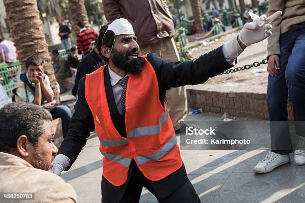 Ferito Uomo Riceve Informazioni Sulla Piazza Tahrir - Fotografie stock e altre immagini di 2011