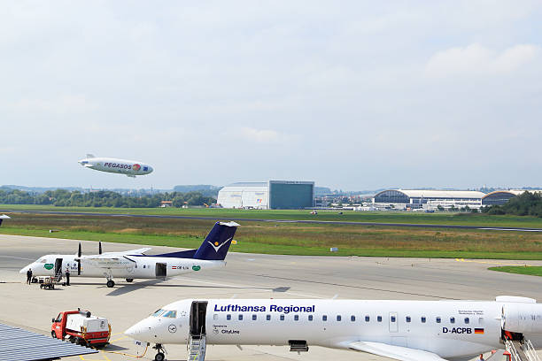 aeroporto de friedrichshafen - crj 700 imagens e fotografias de stock