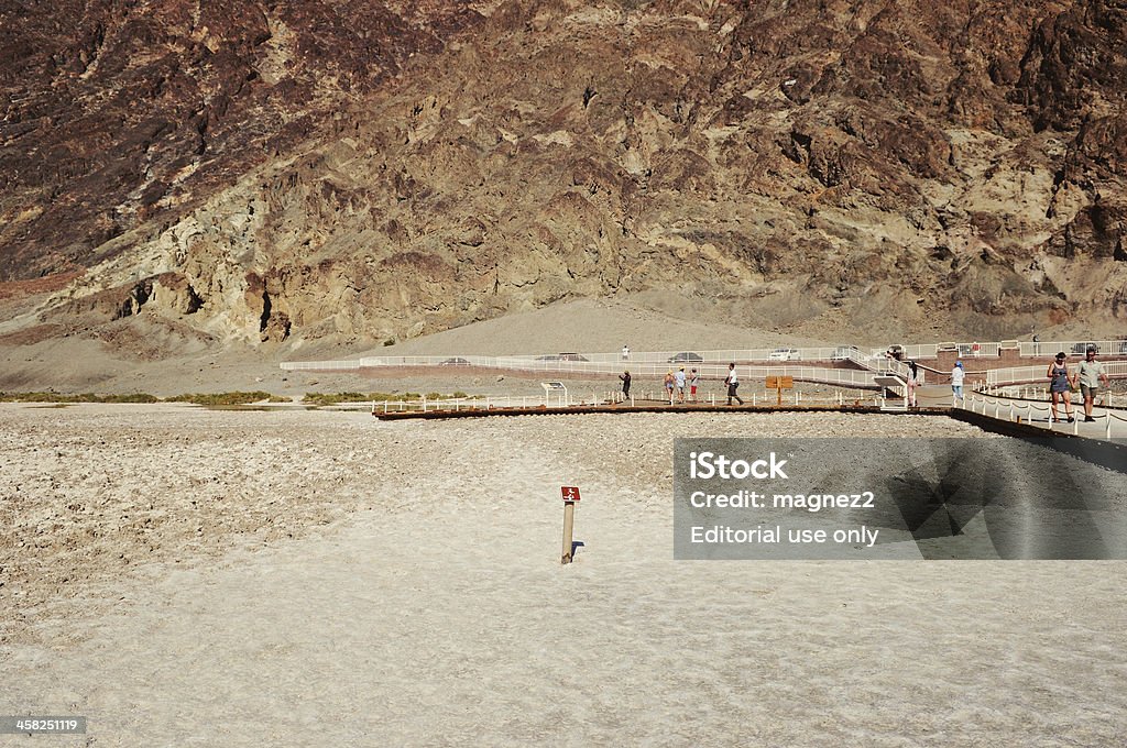 Badwater Basin en parque nacional Death Valley - Foto de stock de Acantilado libre de derechos