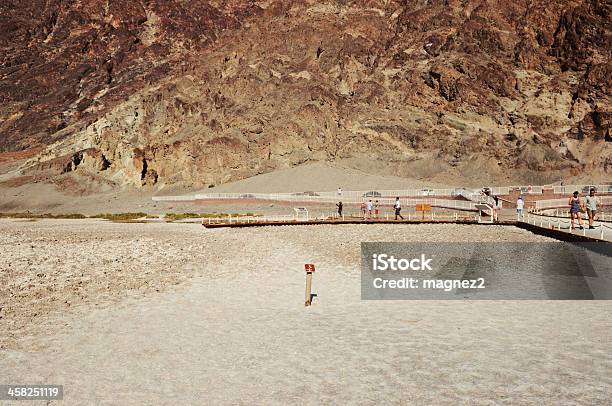 Badwater Basin En Parque Nacional Death Valley Foto de stock y más banco de imágenes de Acantilado - Acantilado, Agua, Aire libre