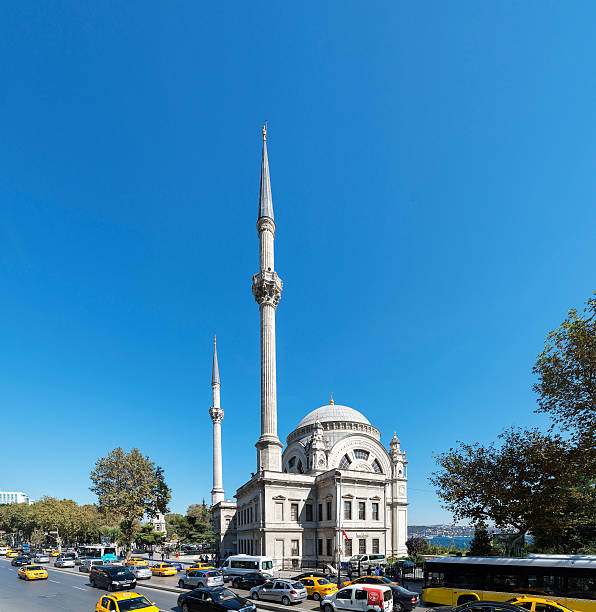 мечеть долмабахче в стамбуле - editorial islam praying arabic style стоковые фото и изображения