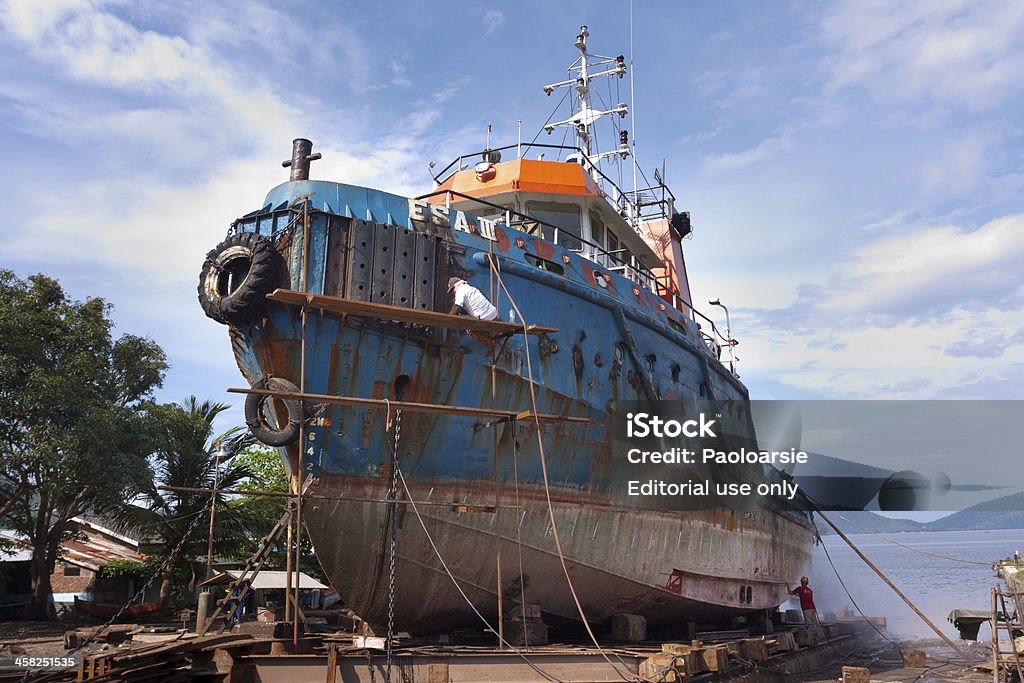 Tug barco realizarán reparaciones en shipyard - Foto de stock de Aceh libre de derechos