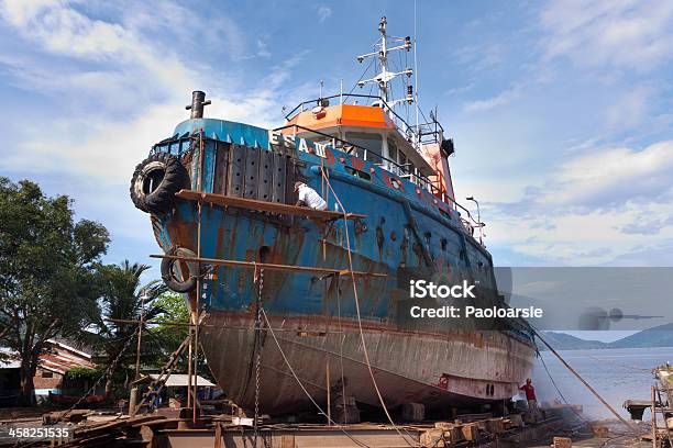 Tug Barco Realizarán Reparaciones En Shipyard Foto de stock y más banco de imágenes de Aceh - Aceh, Acero, Astillero