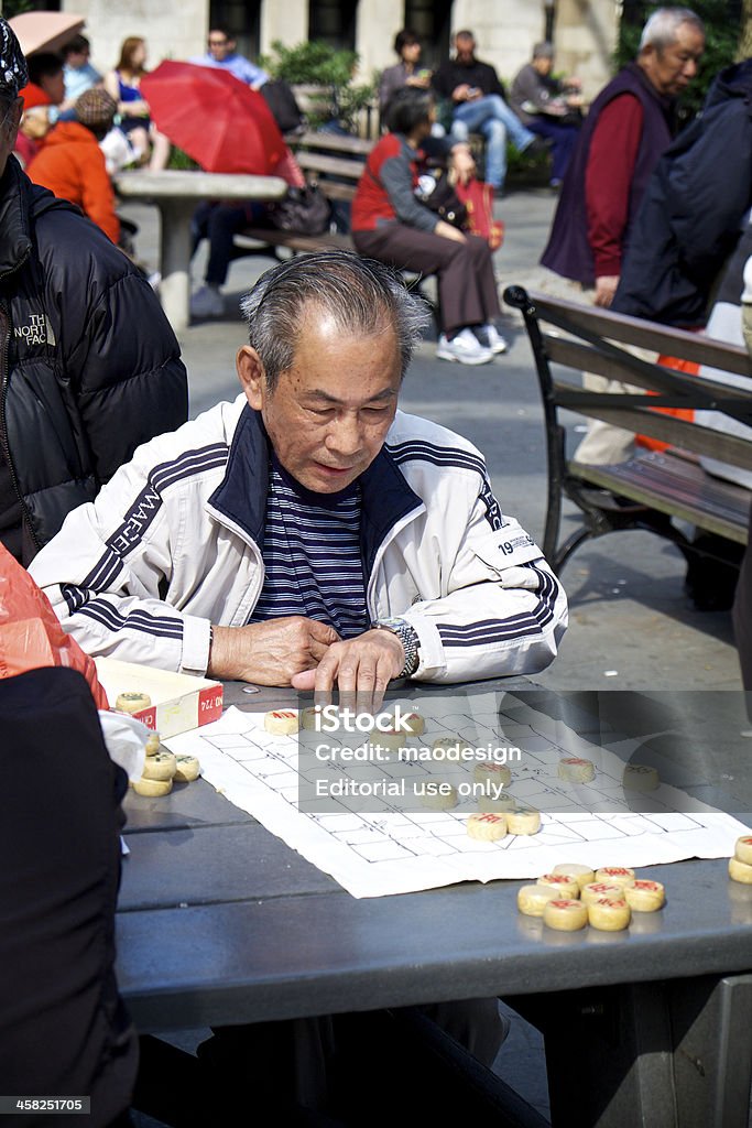 Ajedrez chino jugadores en Columbus Park, vecindario chino Chinatown, de la ciudad de Nueva York - Foto de stock de 70-79 años libre de derechos