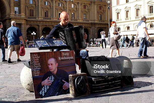 Artista Di Strada Suona La Fisarmonica - Fotografie stock e altre immagini di Artigiano - Artigiano, Firenze, Antico - Condizione