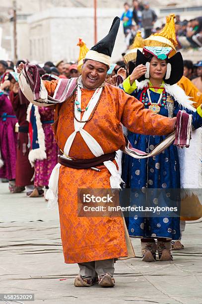 Artisti In Abiti Tradizionali Danza Folkloristica Tibetano Prestazioni - Fotografie stock e altre immagini di Abbigliamento