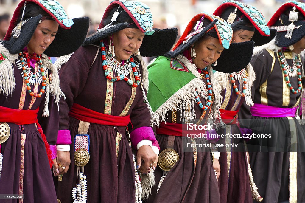 Mulheres em roupas tradicionais, Danças folclóricas do Tibete efectuar - Royalty-free Adulto Foto de stock
