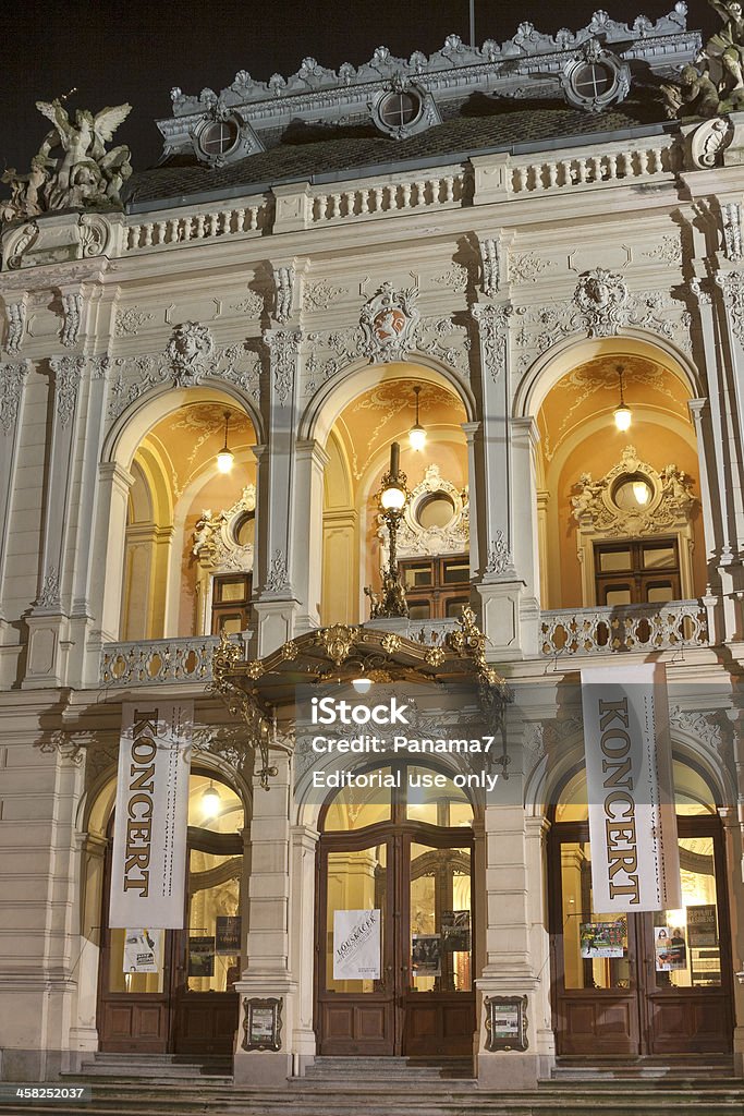Karlovy Vary teatro de ópera en la ciudad por la noche, de la República Checa - Foto de stock de Anochecer libre de derechos