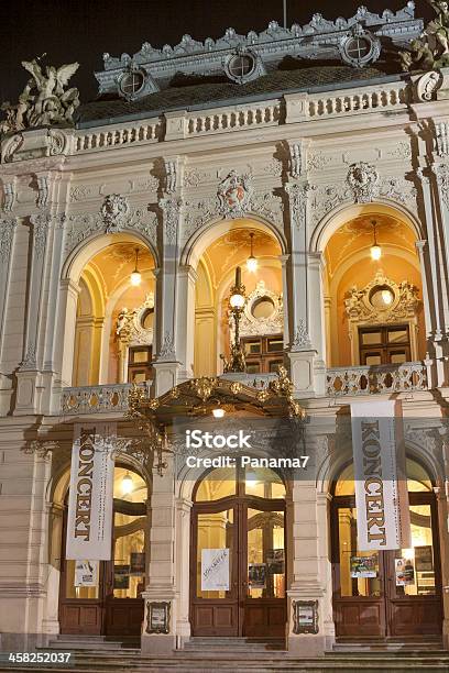 Karlovy Vary Teatro De Ópera En La Ciudad Por La Noche De La República Checa Foto de stock y más banco de imágenes de Anochecer